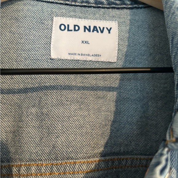 Old Navy women’s classic jean jacket in distressed light wash. - Picture 3 of 3
